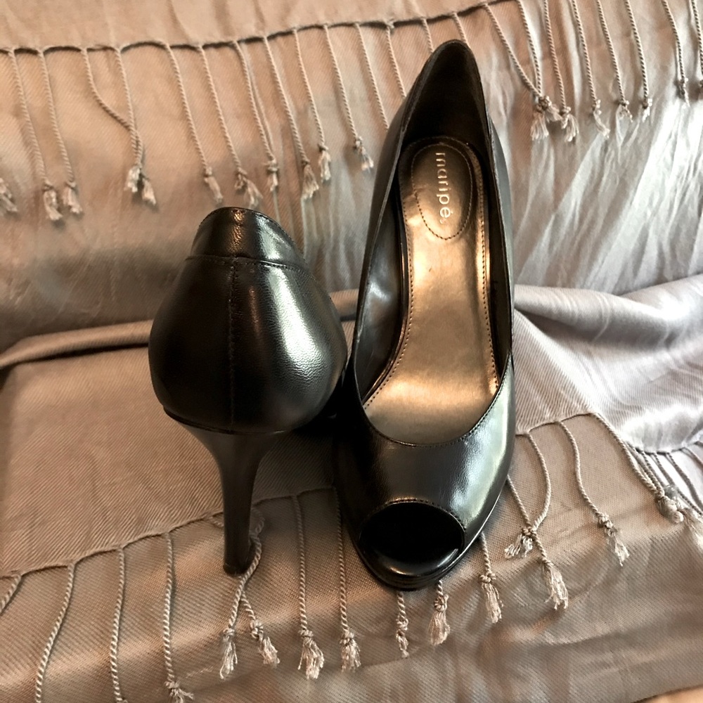 BETTY by MARIPÉ- Black Leather, Peep Pumps U.S. 8M